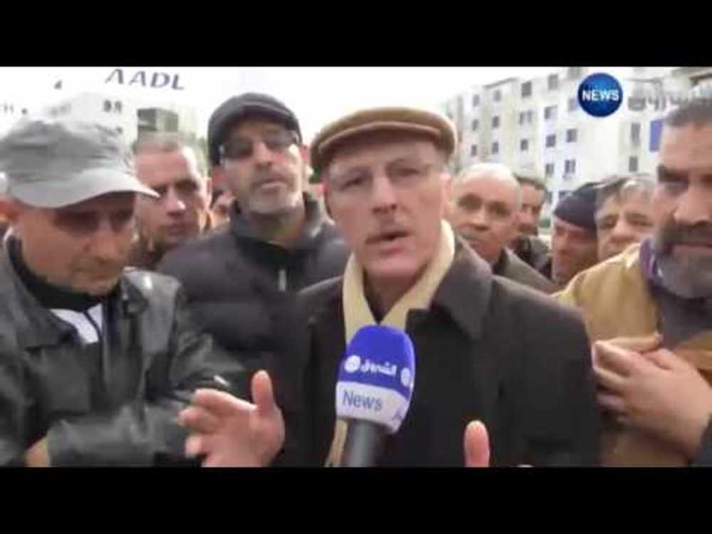 Les souscripteurs AADL 2001 2002 devant le siège de l'aadl