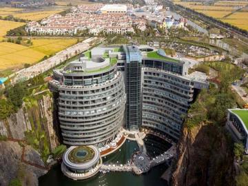 Une ancienne carrière transformée en un hôtel de luxe en chine